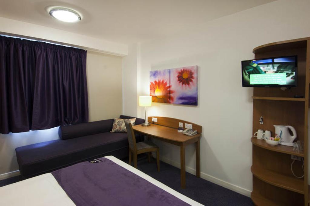 Premier Inn Manchester - Гендфорт Екстер'єр фото