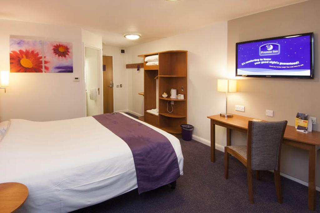 Premier Inn Manchester - Гендфорт Екстер'єр фото